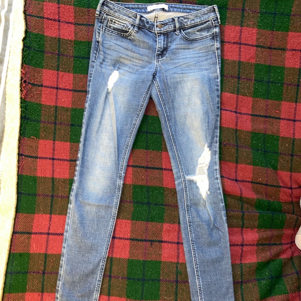 Hollister distressed dark wash skinny Jeans!